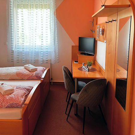 Fruehstueckspension Elena Nicoleta Caltun Fischamend Esterno foto